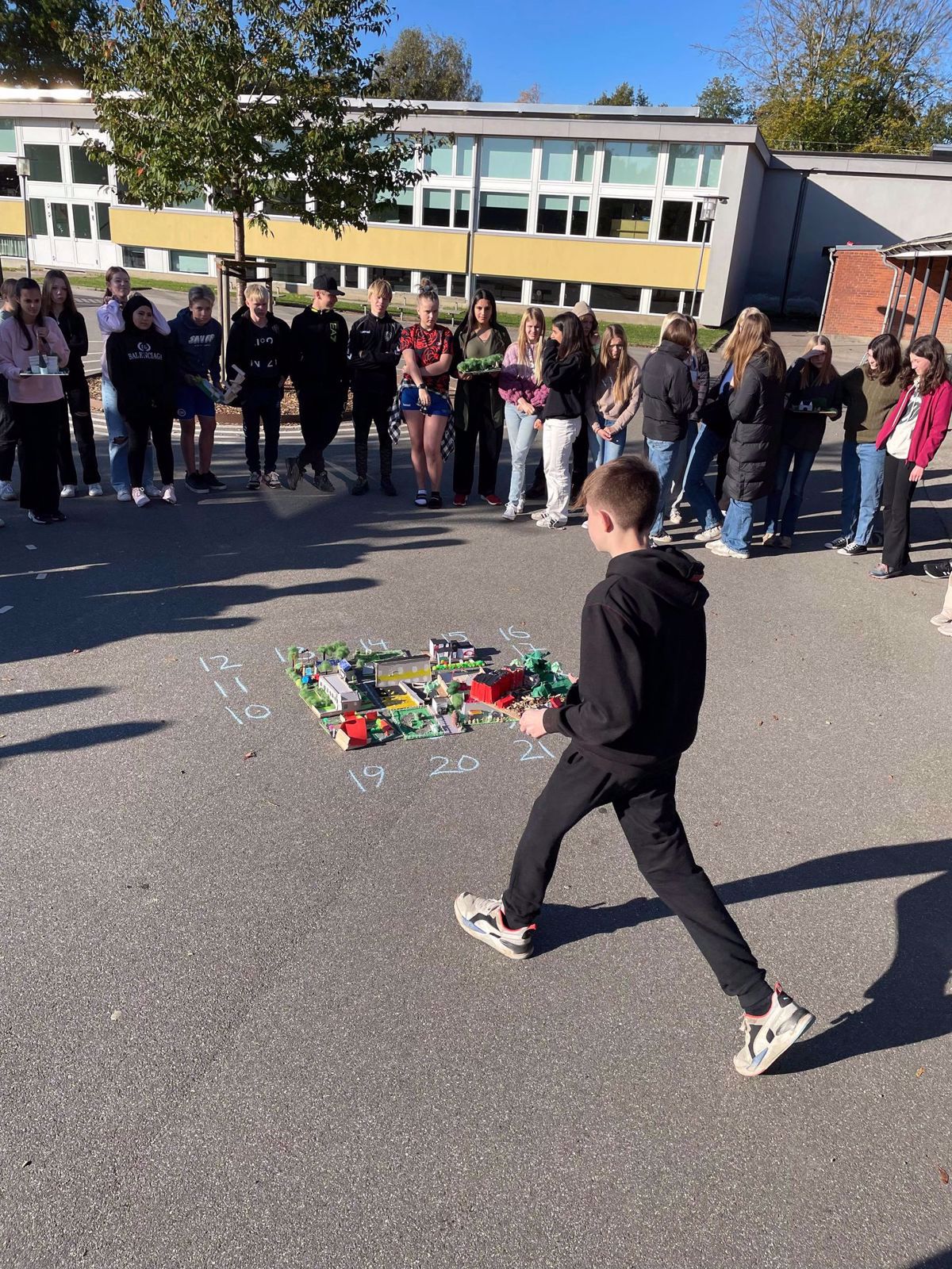 Elever laver model af Sanderum i skolegården